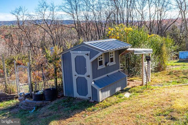 408 HAWKS NEST DR, Baker, WV 26801