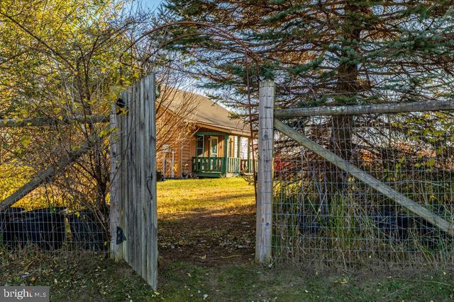 408 HAWKS NEST DR, Baker, WV 26801