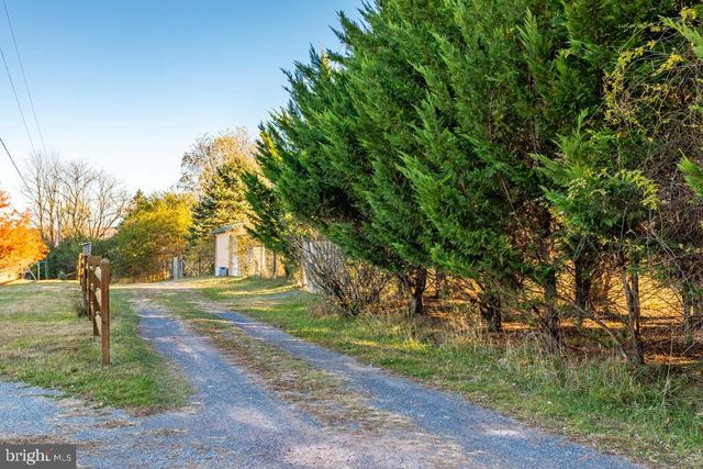 408 HAWKS NEST DR, Baker, WV 26801