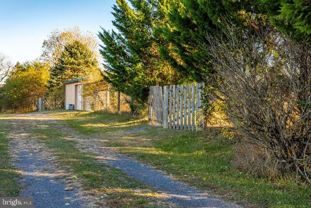 408 HAWKS NEST DR, Baker, WV 26801