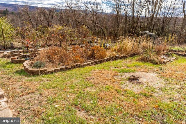 408 HAWKS NEST DR, Baker, WV 26801