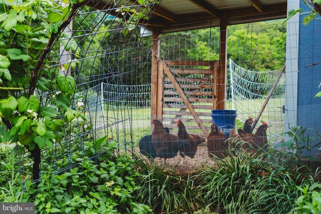 408 HAWKS NEST DR, Baker, WV 26801