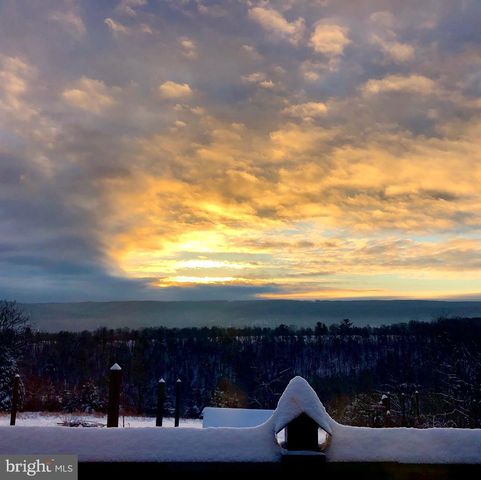 408 HAWKS NEST DR, Baker, WV 26801