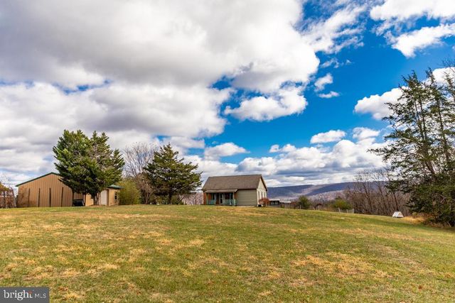 408 HAWKS NEST DR, Baker, WV 26801
