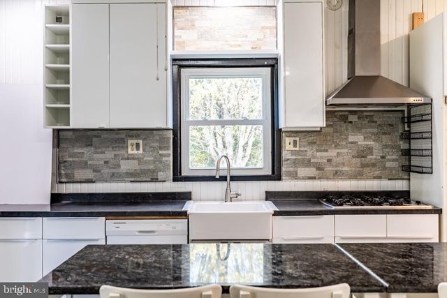 408 HAWKS NEST DR, Baker, WV 26801