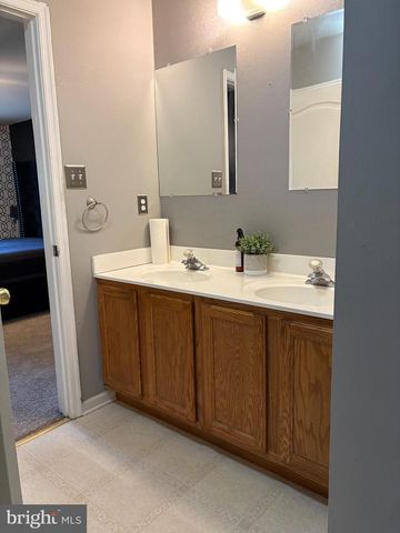 179 HIDDEN DR, Blackwood, NJ 08012