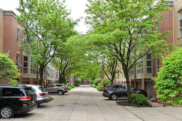2375 N Wayne Avenue, Chicago, IL 60614