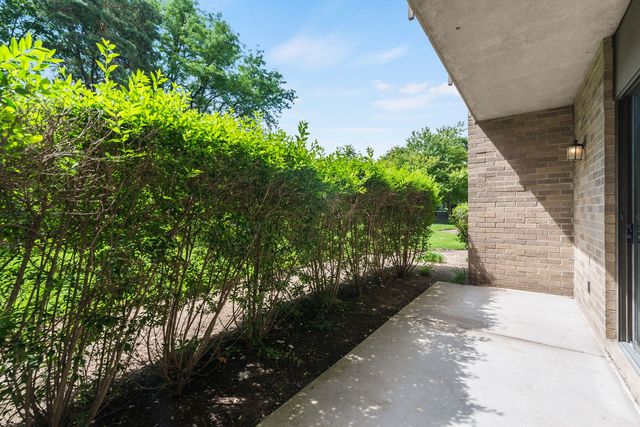 6340 AMERICANA Drive 117, Willowbrook, IL 60527