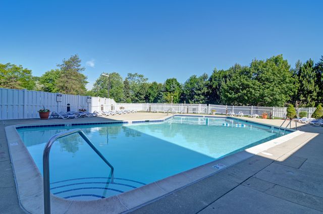 6340 AMERICANA Drive 117, Willowbrook, IL 60527