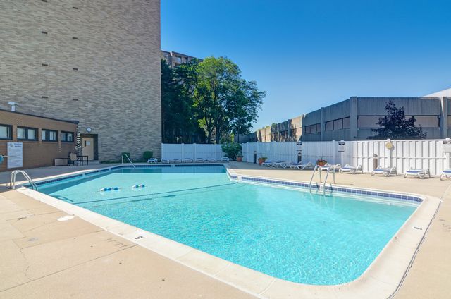 6340 AMERICANA Drive 117, Willowbrook, IL 60527
