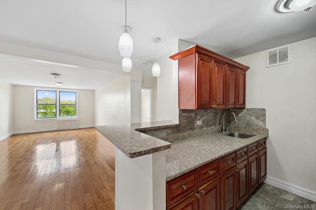 60-11 Broadway 3S, Woodside, NY 11377