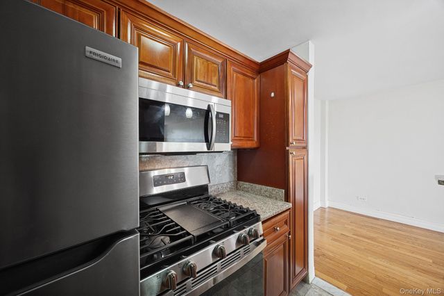 60-11 Broadway 3S, Woodside, NY 11377