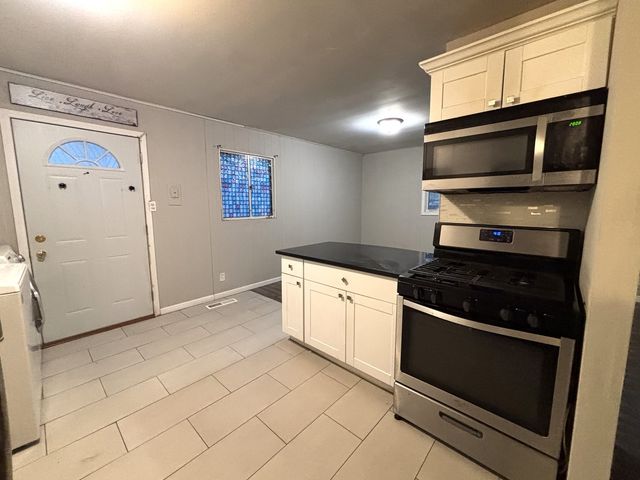 140 Hickory Drive, Carpentersville, IL 60110