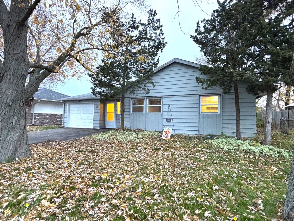 140 Hickory Drive, Carpentersville, IL 60110