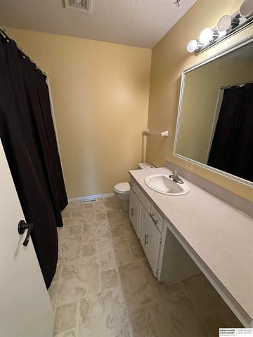 7805 Potter Plaza, Omaha, NE 68122