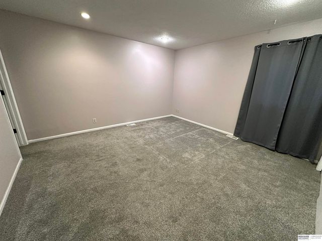 7805 Potter Plaza, Omaha, NE 68122