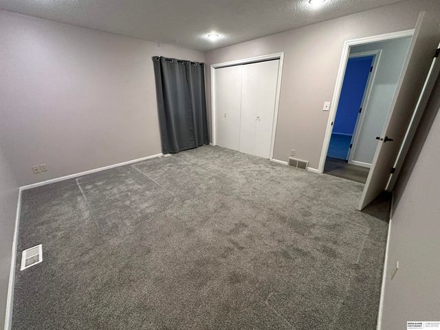 7805 Potter Plaza, Omaha, NE 68122