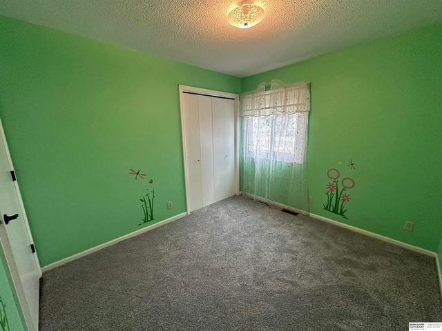 7805 Potter Plaza, Omaha, NE 68122