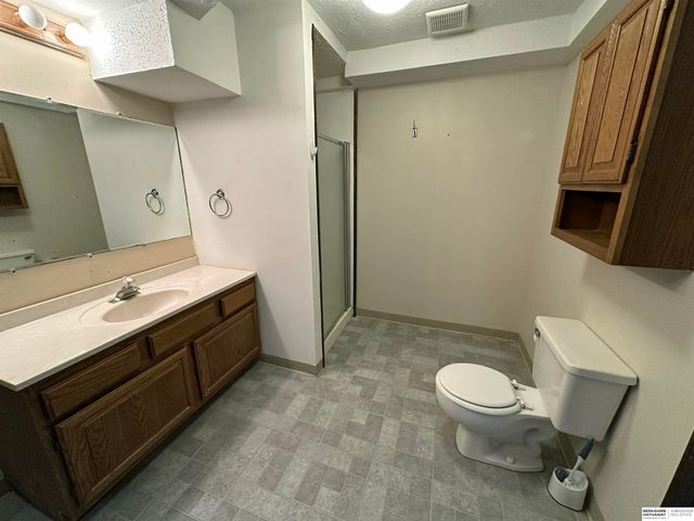 7805 Potter Plaza, Omaha, NE 68122