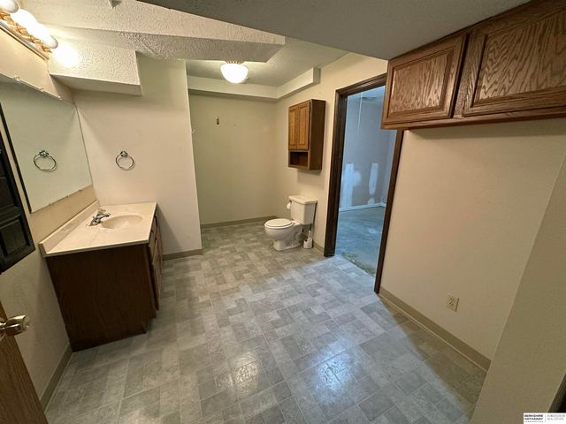 7805 Potter Plaza, Omaha, NE 68122