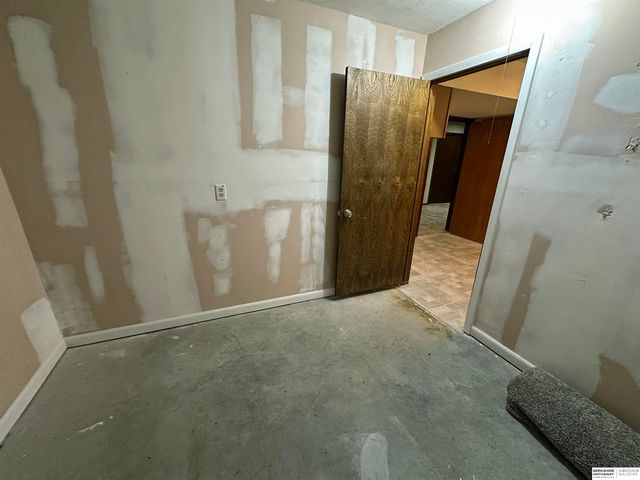 7805 Potter Plaza, Omaha, NE 68122