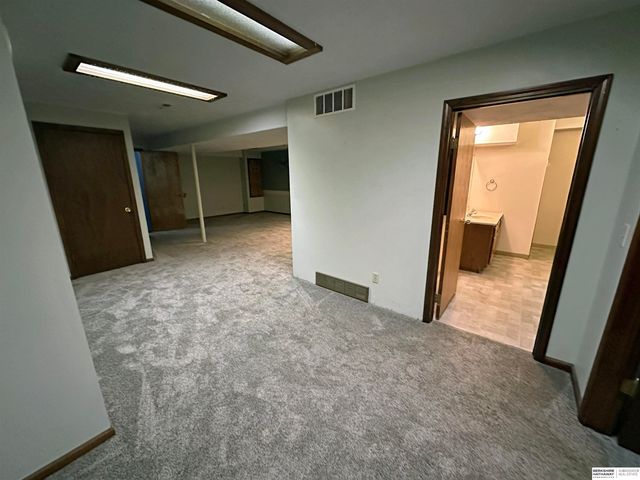 7805 Potter Plaza, Omaha, NE 68122