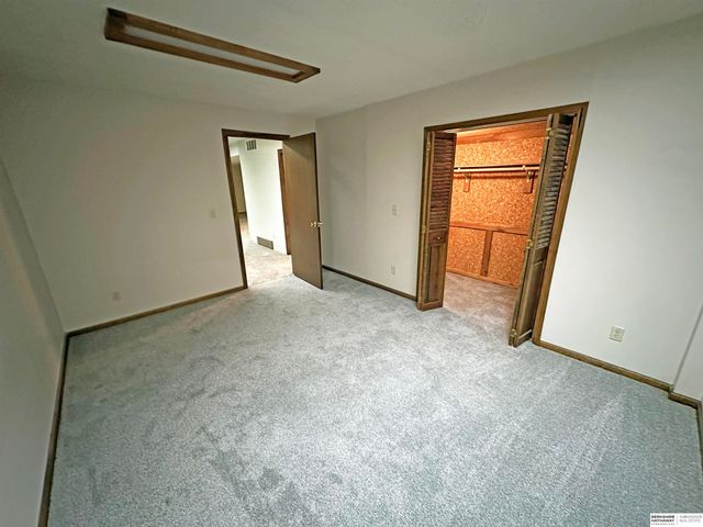 7805 Potter Plaza, Omaha, NE 68122