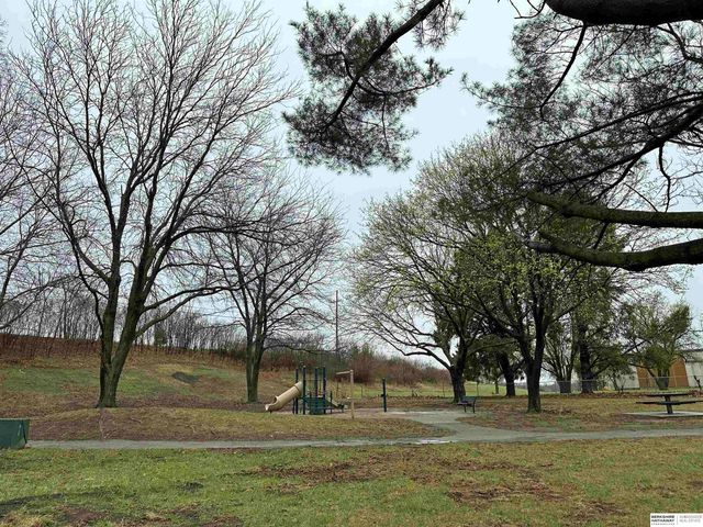 7805 Potter Plaza, Omaha, NE 68122