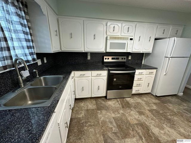 7805 Potter Plaza, Omaha, NE 68122