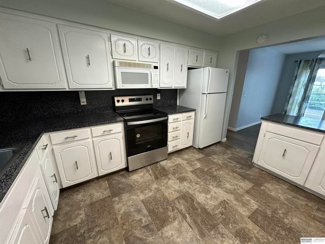 7805 Potter Plaza, Omaha, NE 68122