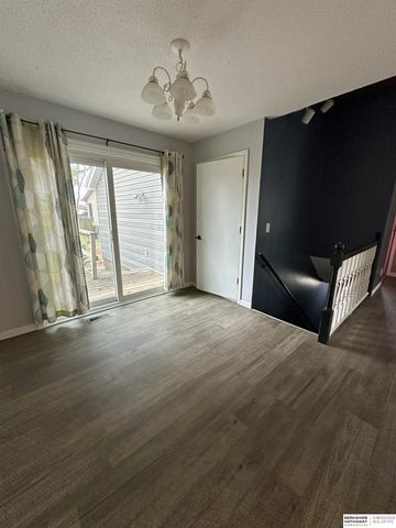 7805 Potter Plaza, Omaha, NE 68122