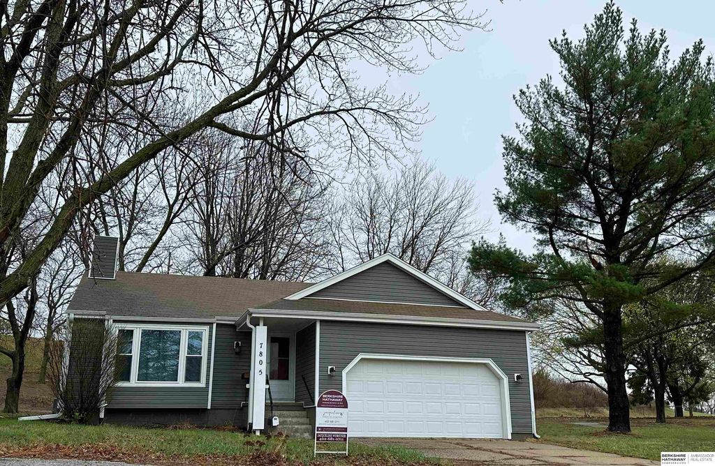 7805 Potter Plaza, Omaha, NE 68122