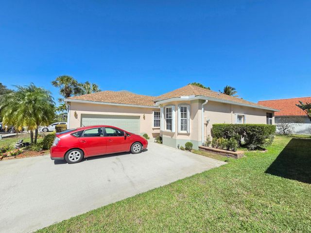 286 Saratoga Boulevard E, Royal Palm Beach, FL 33411