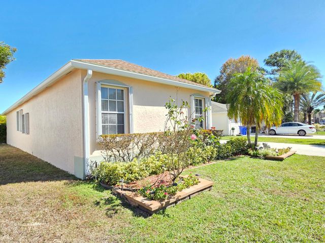 286 Saratoga Boulevard E, Royal Palm Beach, FL 33411