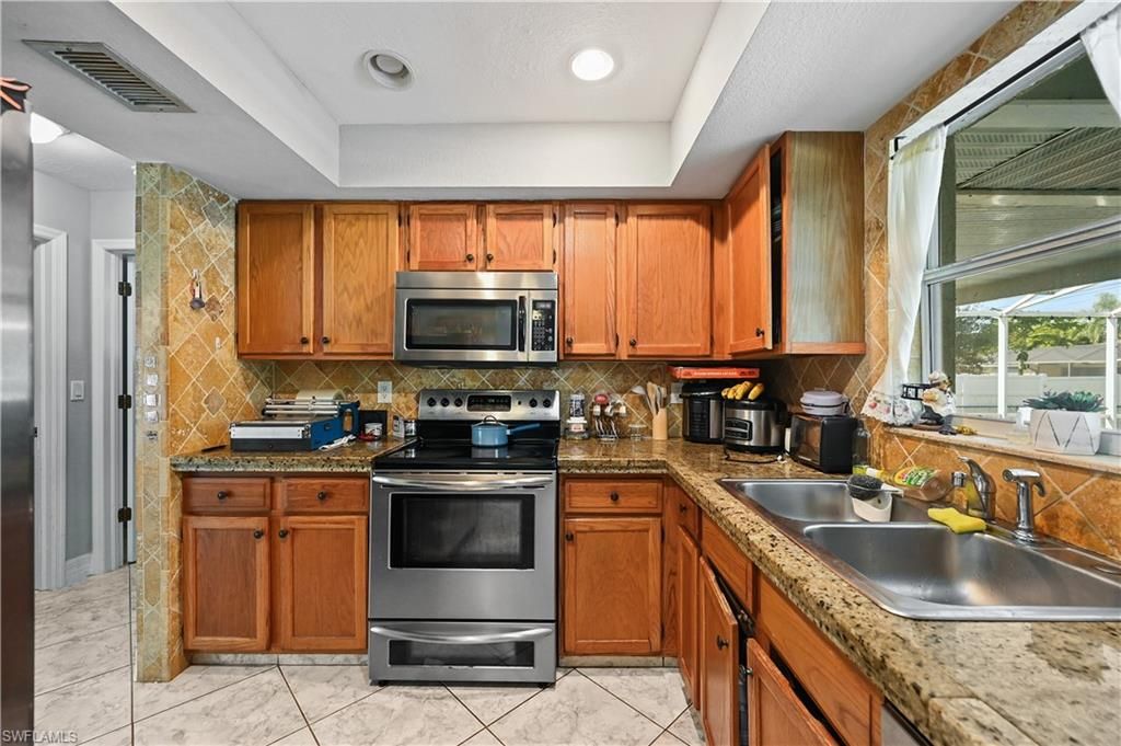 Image 11 of property listing at 1721 SE 21st TER, Cape Coral, FL 33990