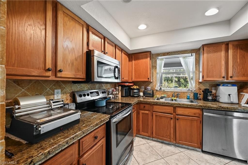 Image 12 of property listing at 1721 SE 21st TER, Cape Coral, FL 33990