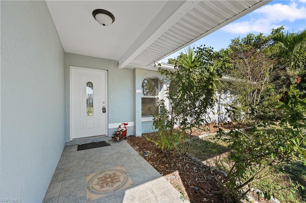 Image 6 of property listing at 1721 SE 21st TER, Cape Coral, FL 33990