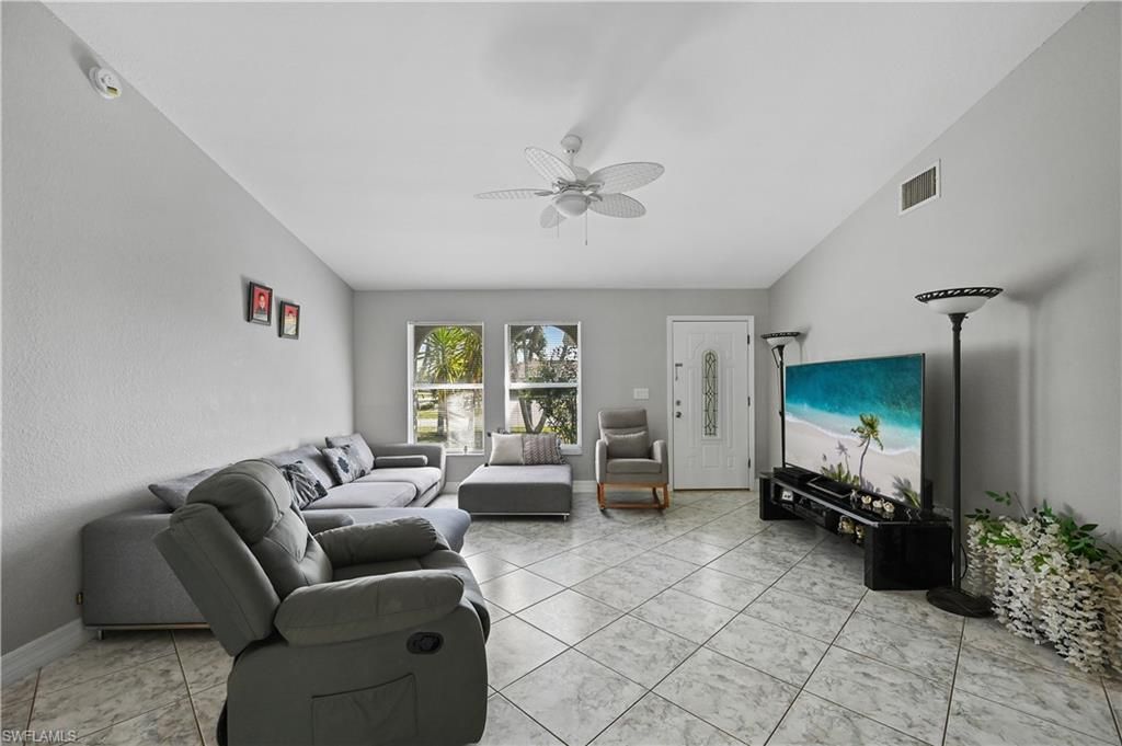 Image 7 of property listing at 1721 SE 21st TER, Cape Coral, FL 33990