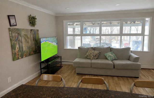 49 Spindle Road, Hicksville, NY 11801