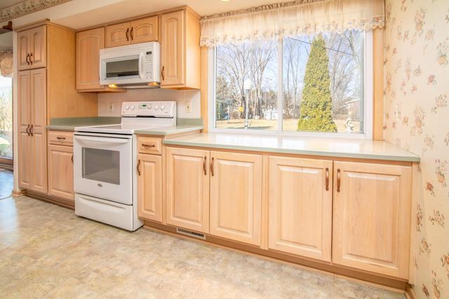 S67W13014 Larkspur ROAD, Muskego, WI 53150