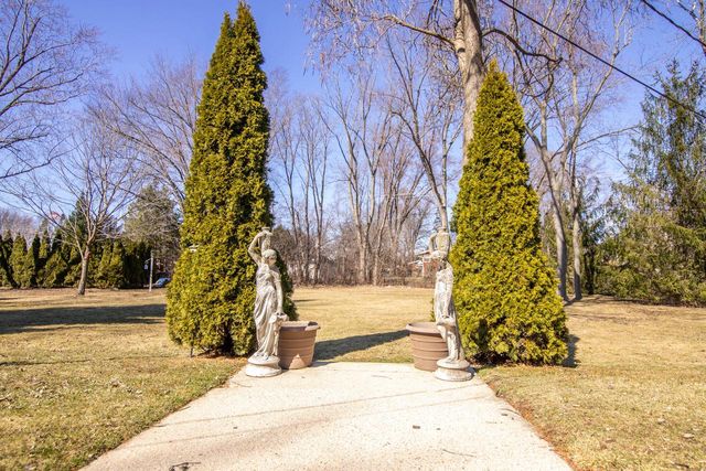 S67W13014 Larkspur ROAD, Muskego, WI 53150