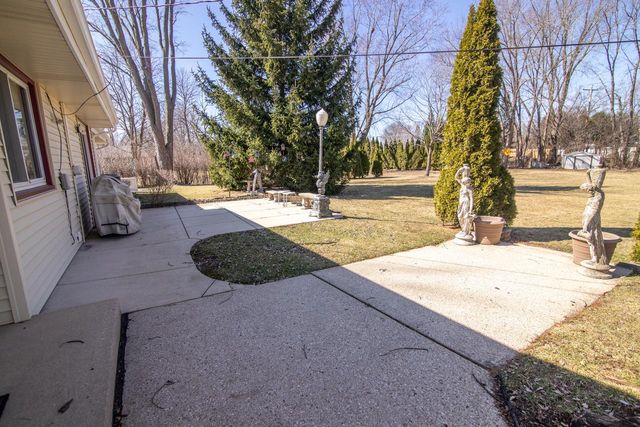 S67W13014 Larkspur ROAD, Muskego, WI 53150