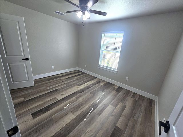 1005 Robinhood Lane, Angleton, TX 77515