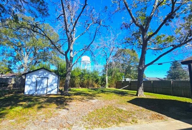 1005 Robinhood Lane, Angleton, TX 77515