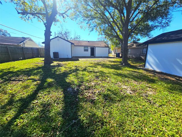 1005 Robinhood Lane, Angleton, TX 77515