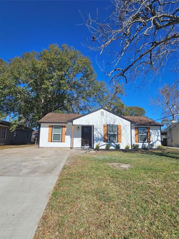 1005 Robinhood Lane, Angleton, TX 77515