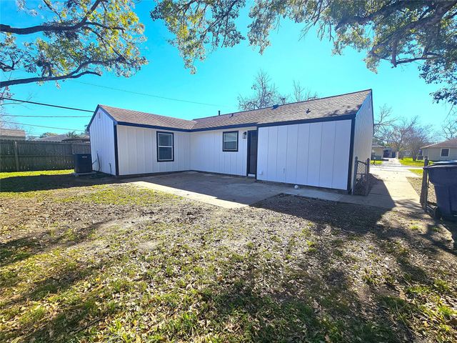 1005 Robinhood Lane, Angleton, TX 77515