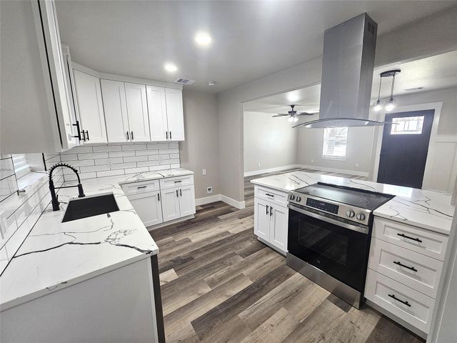 1005 Robinhood Lane, Angleton, TX 77515