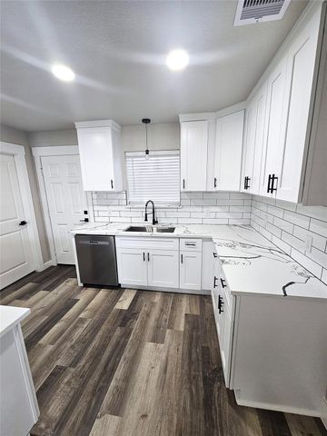 1005 Robinhood Lane, Angleton, TX 77515