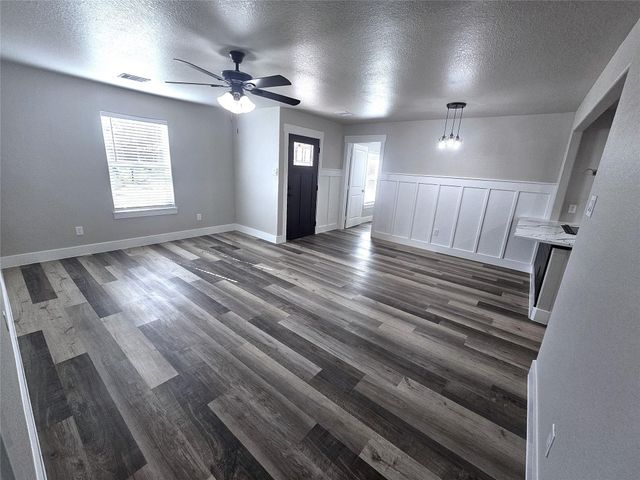 1005 Robinhood Lane, Angleton, TX 77515